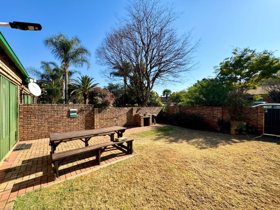 2 Bedroom Property for Sale in Die Hoewes Gauteng