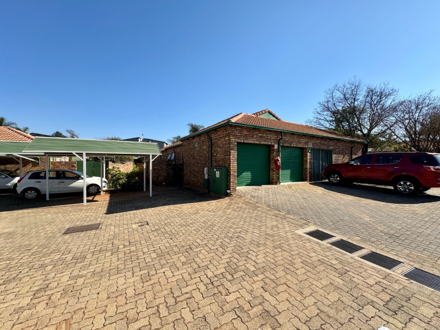 2 Bedroom Property for Sale in Die Hoewes Gauteng