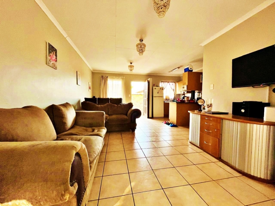 2 Bedroom Property for Sale in Die Hoewes Gauteng