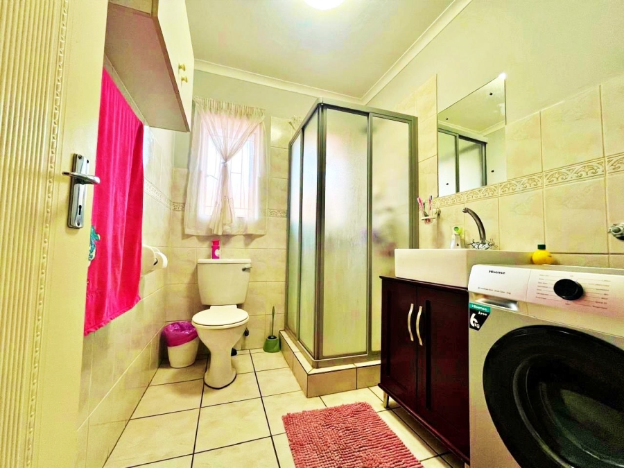 2 Bedroom Property for Sale in Die Hoewes Gauteng