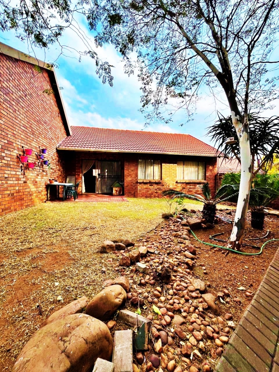 2 Bedroom Property for Sale in Die Hoewes Gauteng