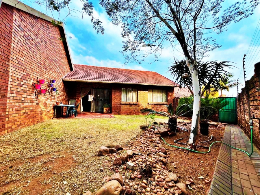 2 Bedroom Property for Sale in Die Hoewes Gauteng