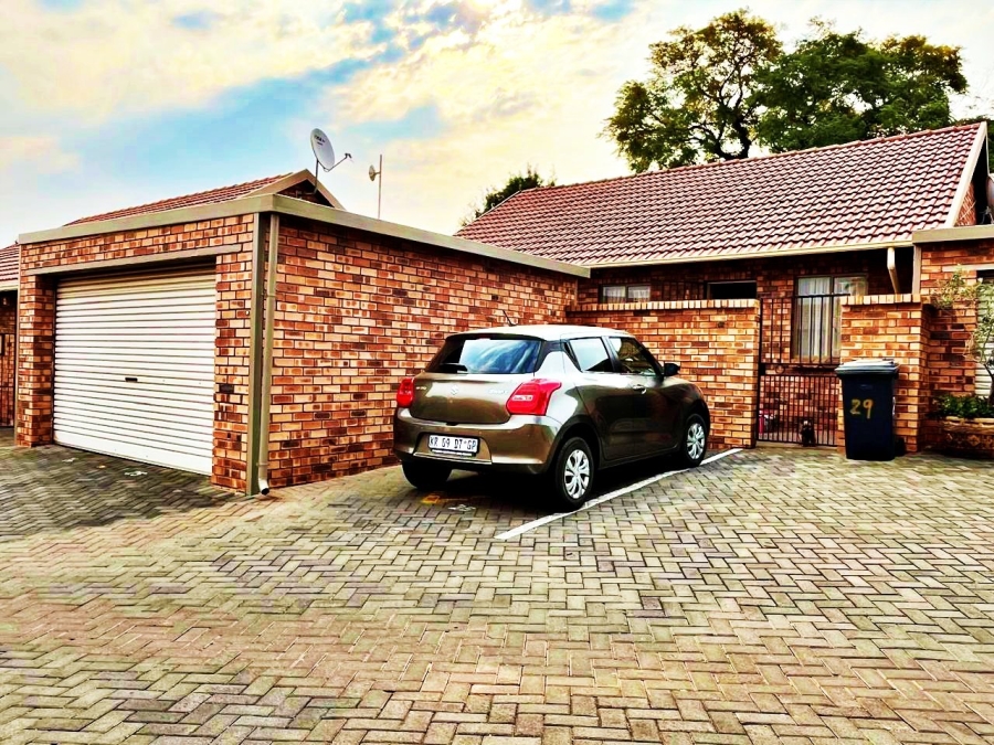 2 Bedroom Property for Sale in Die Hoewes Gauteng