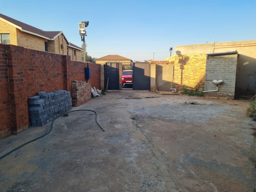 To Let commercial Property for Rent in Lenasia Ext 13 Gauteng