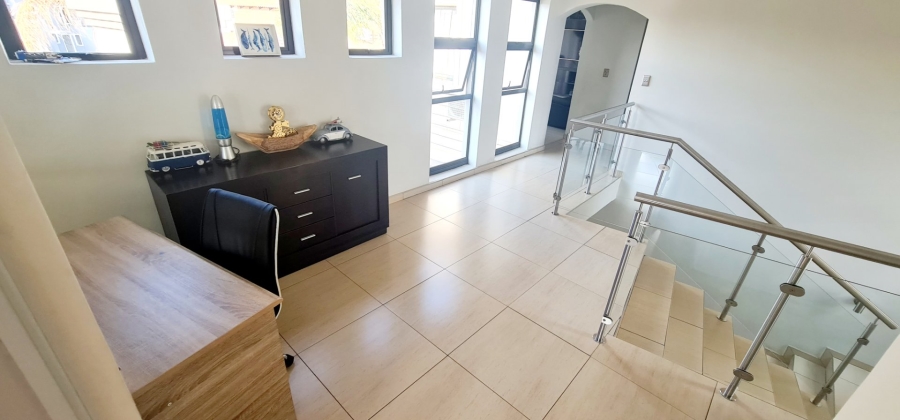 5 Bedroom Property for Sale in Stone Ridge Gauteng