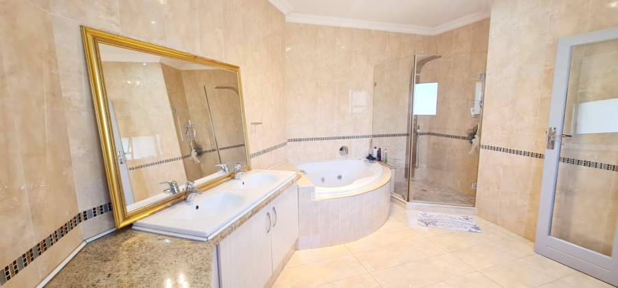 5 Bedroom Property for Sale in Stone Ridge Gauteng