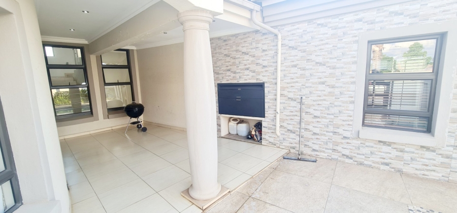 5 Bedroom Property for Sale in Stone Ridge Gauteng