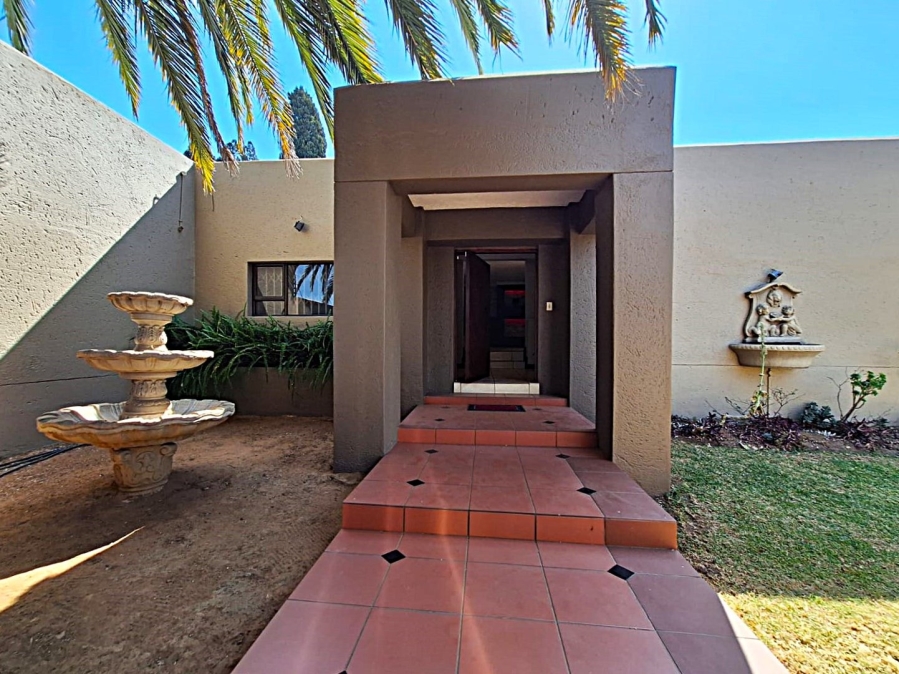 5 Bedroom Property for Sale in Hurlingham Gauteng