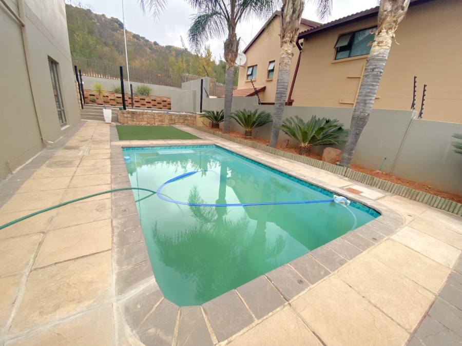 4 Bedroom Property for Sale in Roodekrans Gauteng