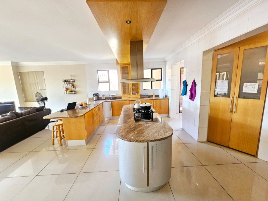 5 Bedroom Property for Sale in Zambezi Country Estate Gauteng