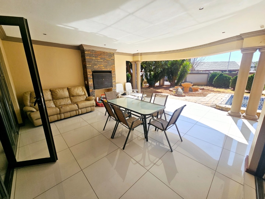 5 Bedroom Property for Sale in Zambezi Country Estate Gauteng