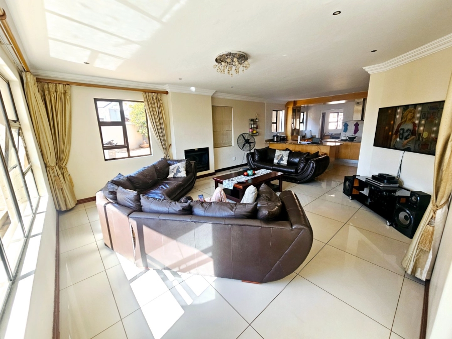 5 Bedroom Property for Sale in Zambezi Country Estate Gauteng