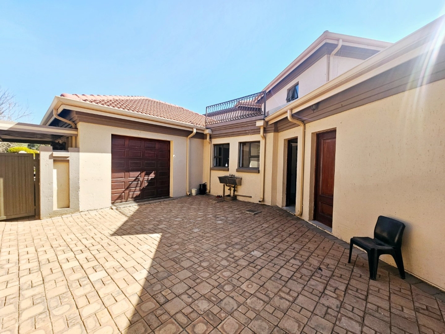 5 Bedroom Property for Sale in Zambezi Country Estate Gauteng