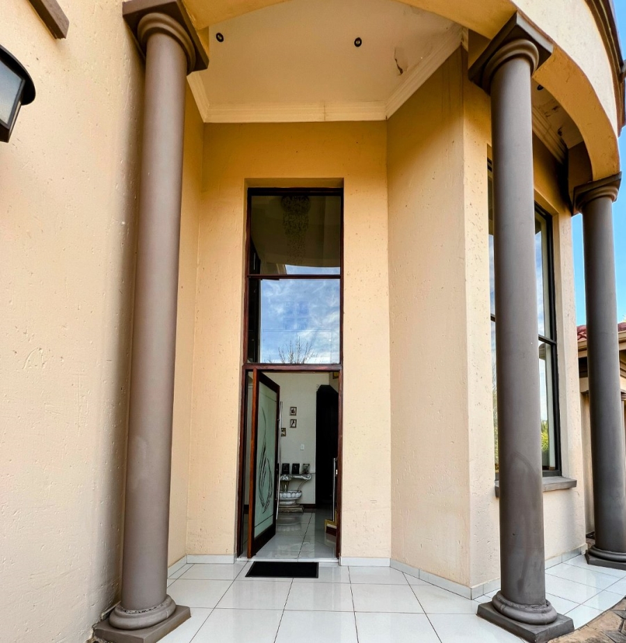 5 Bedroom Property for Sale in Zambezi Country Estate Gauteng