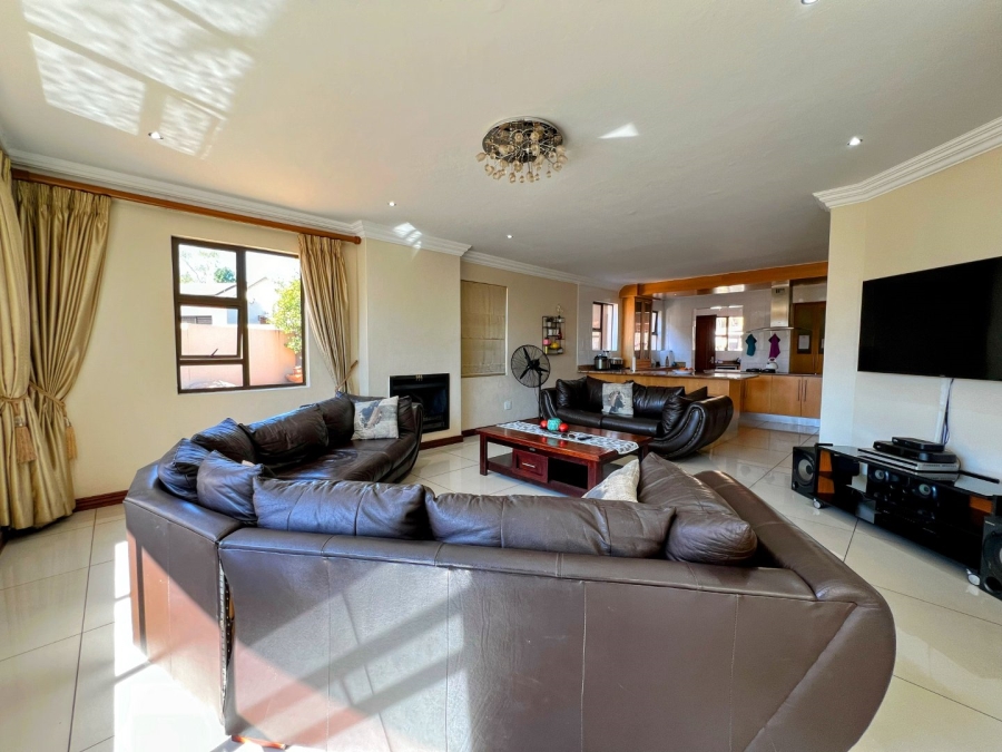 5 Bedroom Property for Sale in Zambezi Country Estate Gauteng