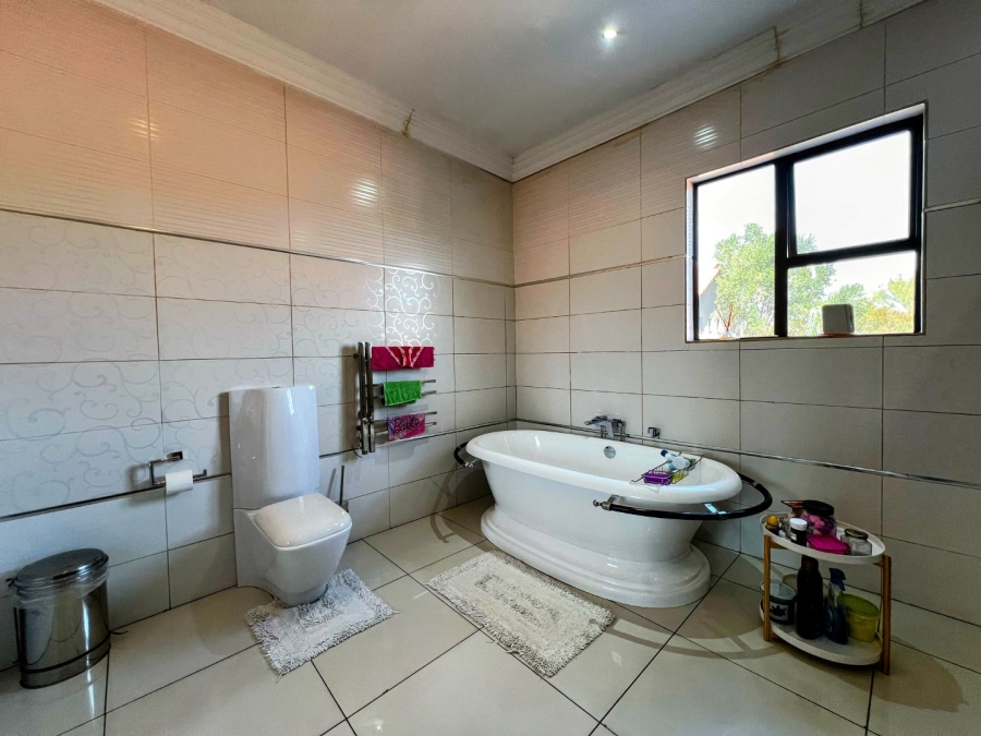 5 Bedroom Property for Sale in Zambezi Country Estate Gauteng