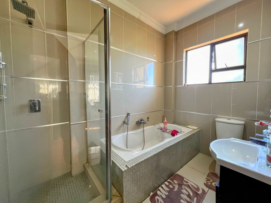 5 Bedroom Property for Sale in Zambezi Country Estate Gauteng