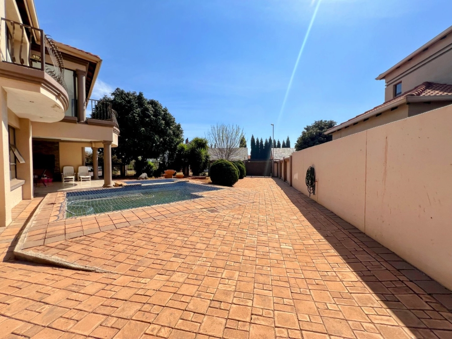 5 Bedroom Property for Sale in Zambezi Country Estate Gauteng