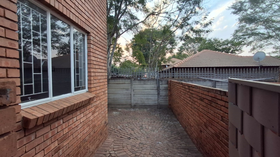 2 Bedroom Property for Sale in Doornpoort AH Gauteng