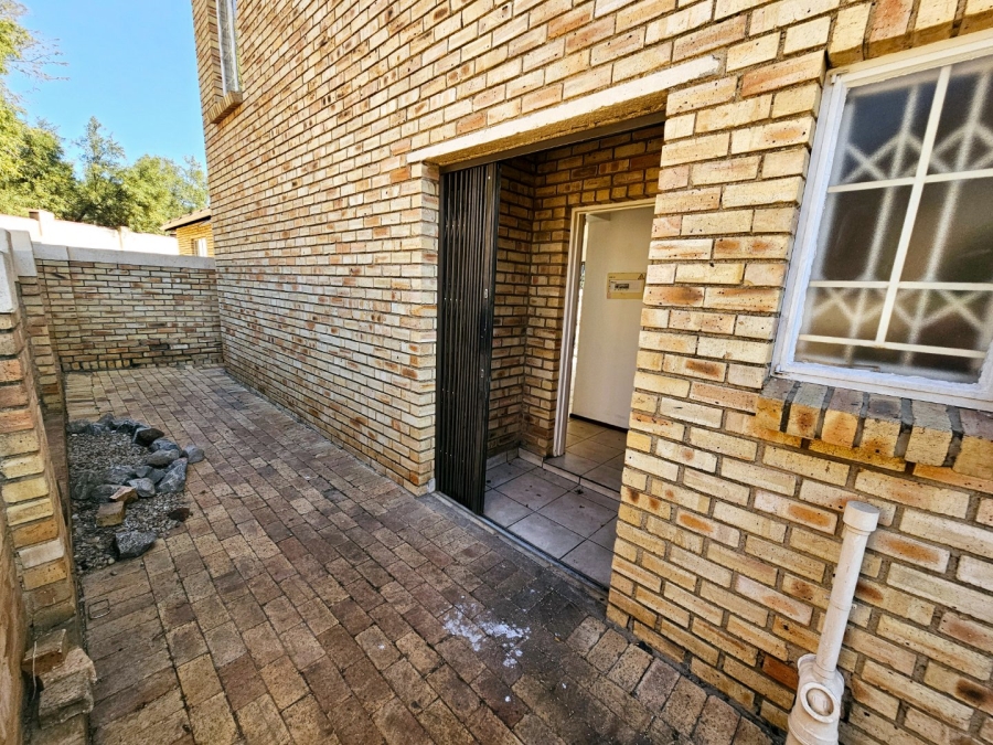 To Let 3 Bedroom Property for Rent in Heuwelsig Estate Gauteng