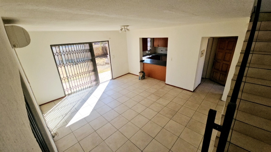 To Let 3 Bedroom Property for Rent in Heuwelsig Estate Gauteng