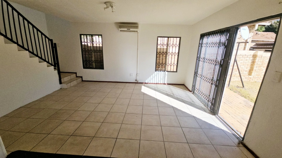 To Let 3 Bedroom Property for Rent in Heuwelsig Estate Gauteng