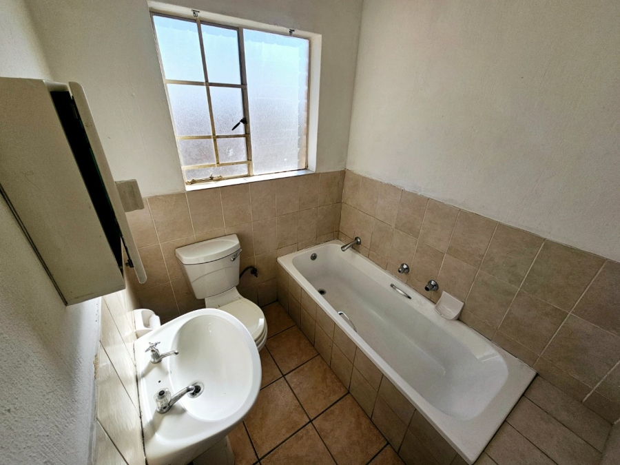 To Let 3 Bedroom Property for Rent in Heuwelsig Estate Gauteng