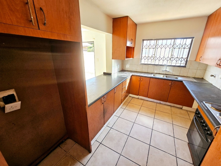 To Let 3 Bedroom Property for Rent in Heuwelsig Estate Gauteng