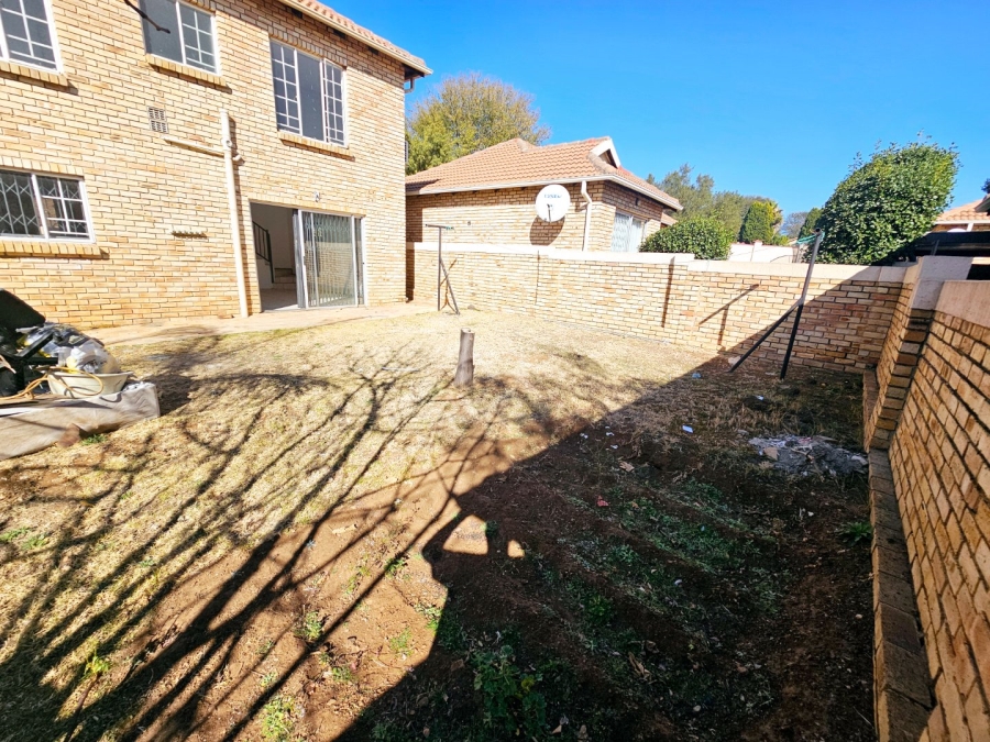 To Let 3 Bedroom Property for Rent in Heuwelsig Estate Gauteng