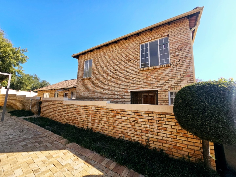 To Let 3 Bedroom Property for Rent in Heuwelsig Estate Gauteng