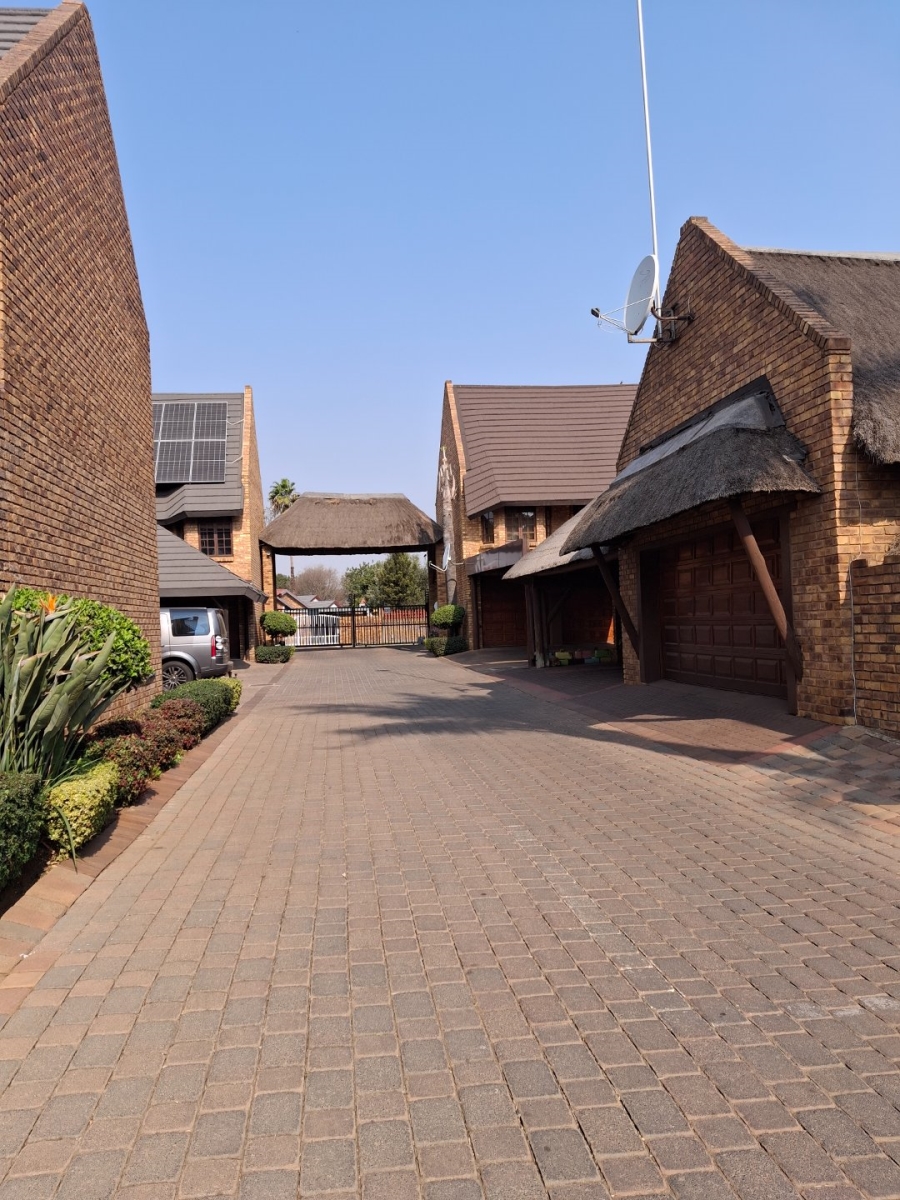 3 Bedroom Property for Sale in Dayanglen Gauteng