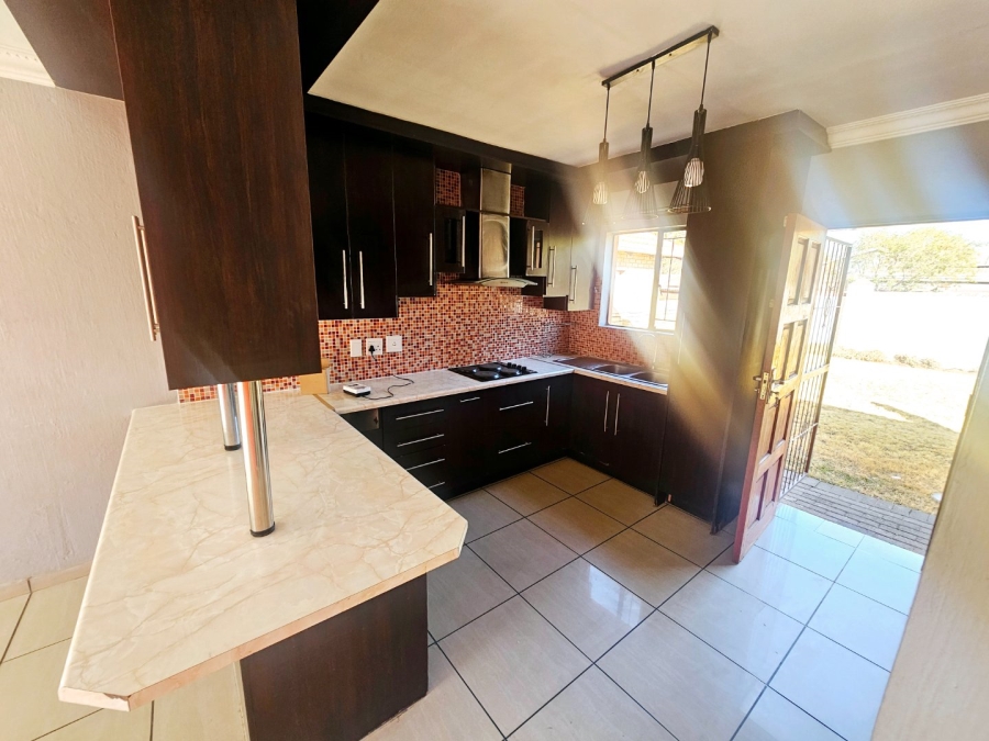 To Let 3 Bedroom Property for Rent in Heuwelsig Estate Gauteng