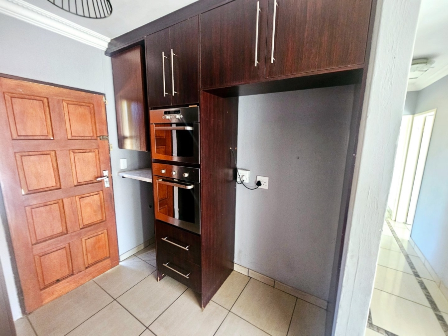 To Let 3 Bedroom Property for Rent in Heuwelsig Estate Gauteng