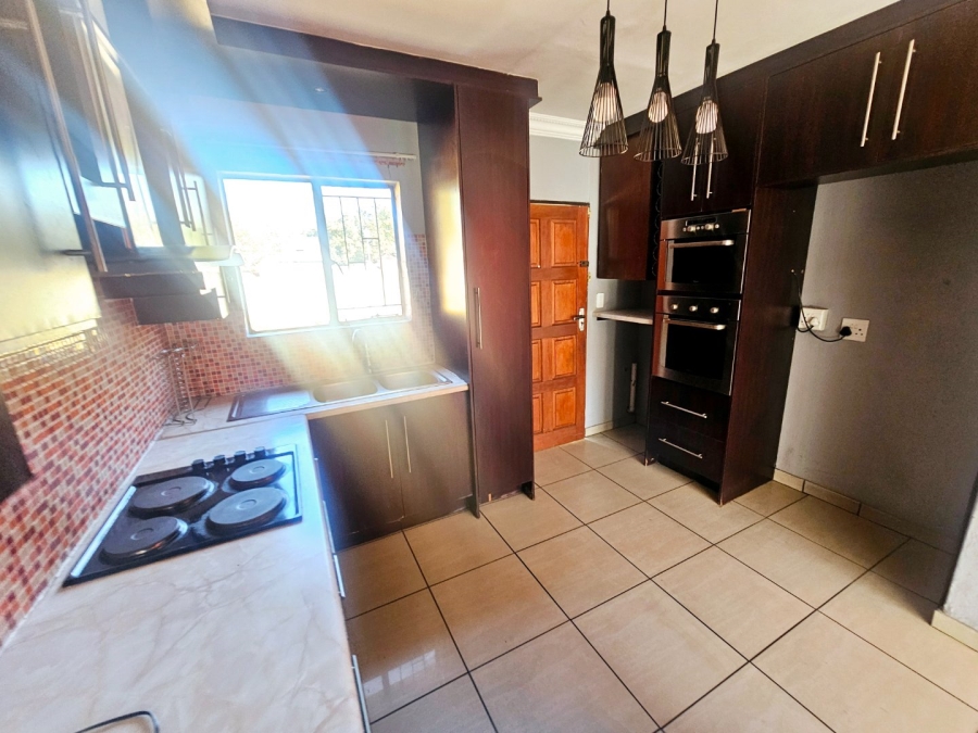 To Let 3 Bedroom Property for Rent in Heuwelsig Estate Gauteng