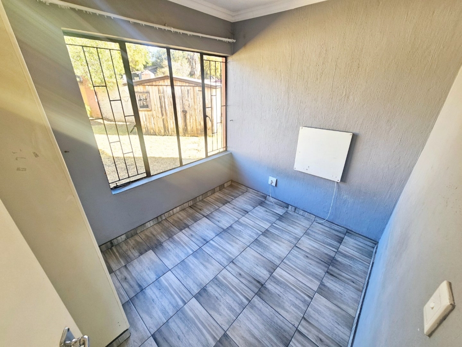 To Let 3 Bedroom Property for Rent in Heuwelsig Estate Gauteng