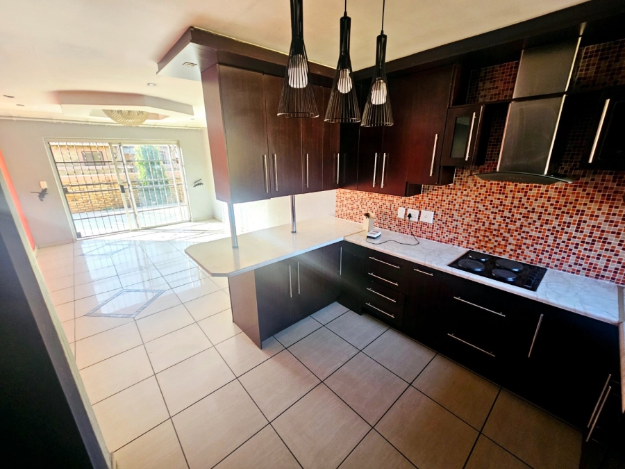 To Let 3 Bedroom Property for Rent in Heuwelsig Estate Gauteng