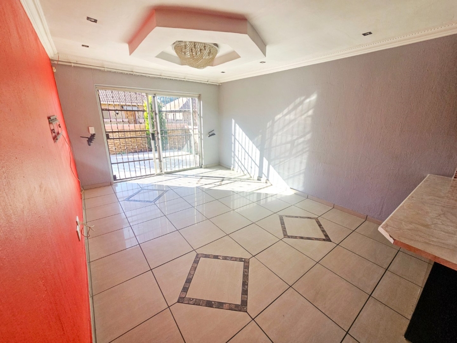 To Let 3 Bedroom Property for Rent in Heuwelsig Estate Gauteng