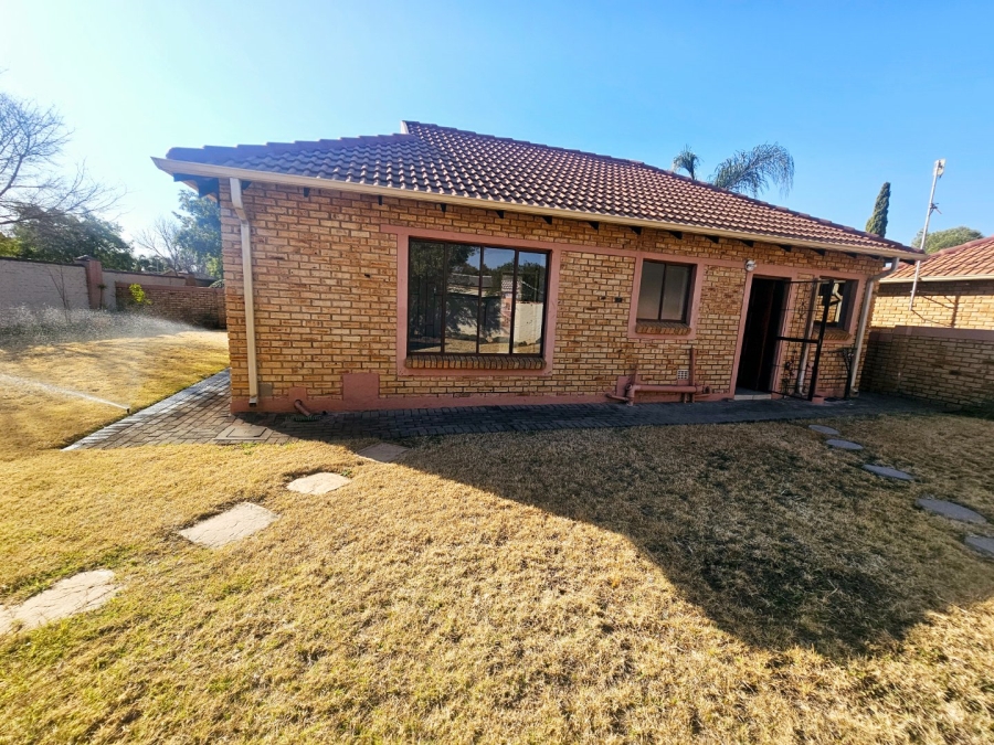 To Let 3 Bedroom Property for Rent in Heuwelsig Estate Gauteng