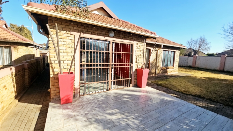 To Let 3 Bedroom Property for Rent in Heuwelsig Estate Gauteng