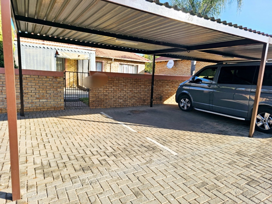 To Let 3 Bedroom Property for Rent in Heuwelsig Estate Gauteng