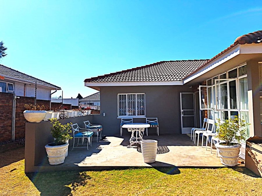 To Let 5 Bedroom Property for Rent in Greenside Gauteng