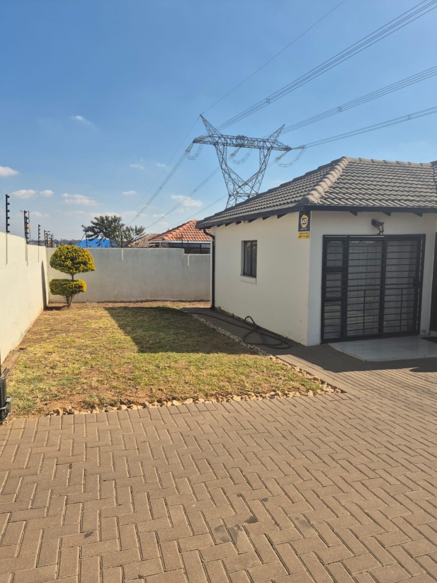 3 Bedroom Property for Sale in Blue Hills AH Gauteng