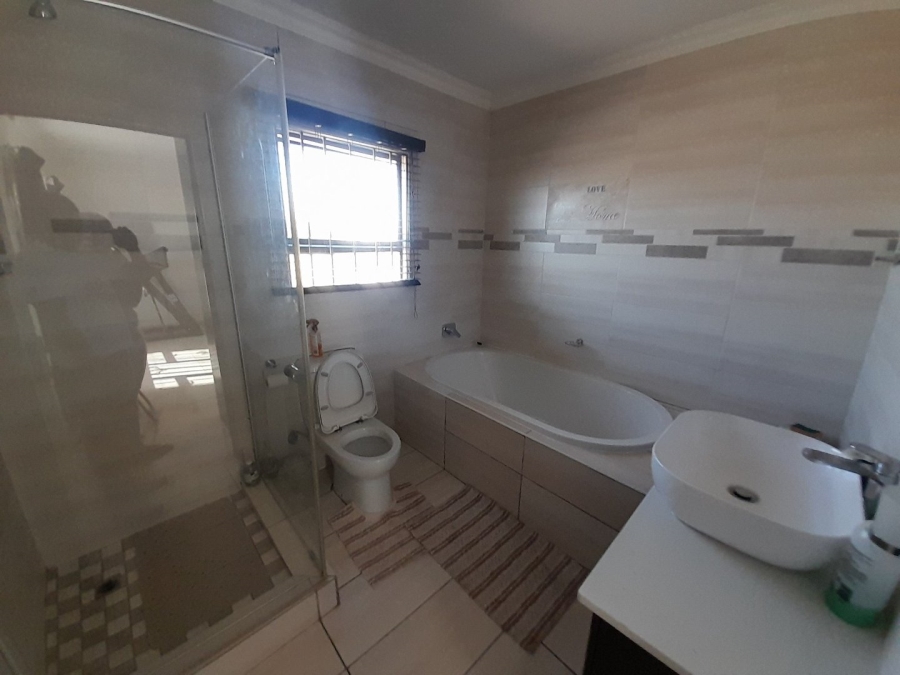 3 Bedroom Property for Sale in Blue Hills Gauteng