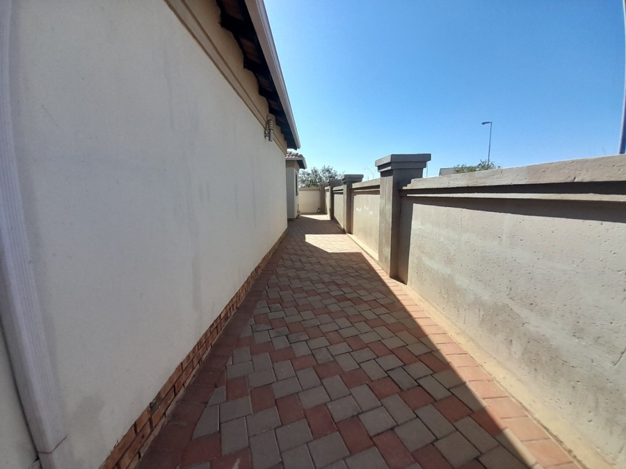 3 Bedroom Property for Sale in Blue Hills Gauteng