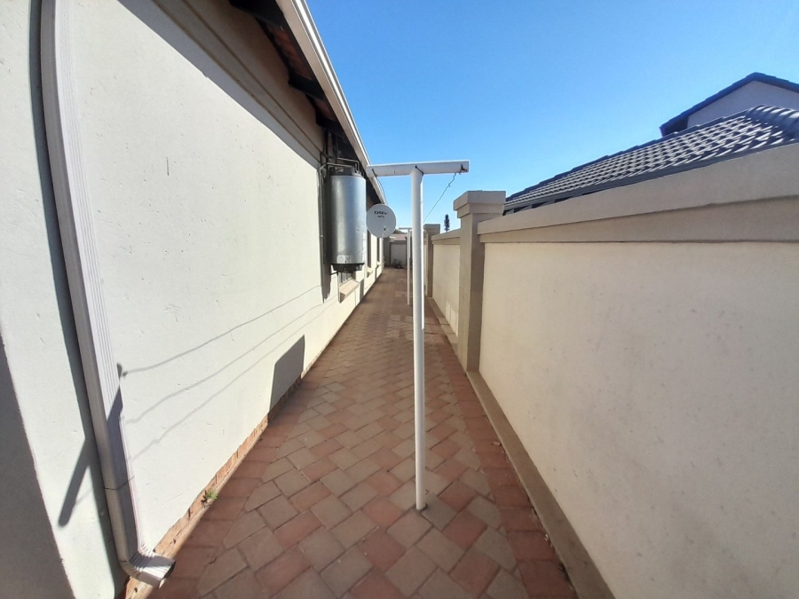 3 Bedroom Property for Sale in Blue Hills Gauteng