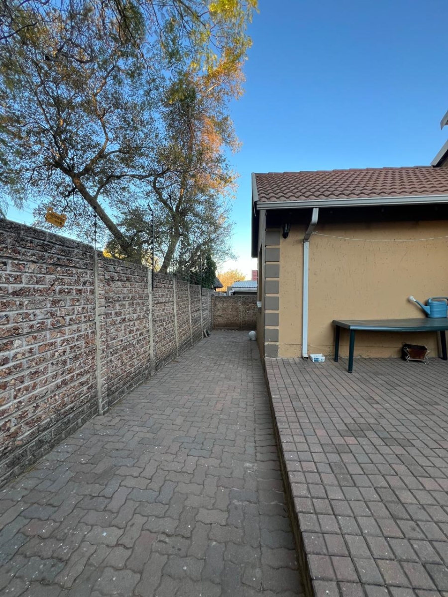 To Let 2 Bedroom Property for Rent in Buccleuch Gauteng