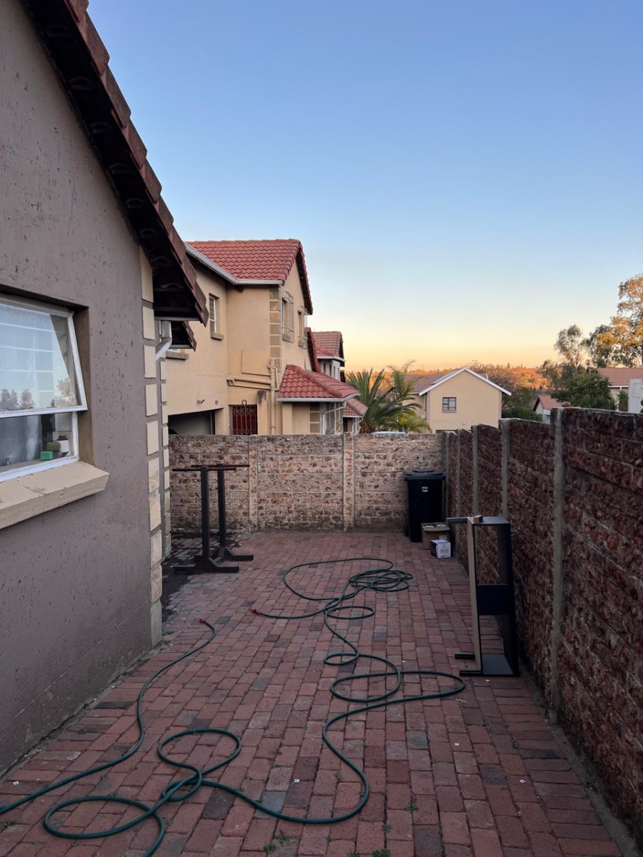 To Let 2 Bedroom Property for Rent in Buccleuch Gauteng