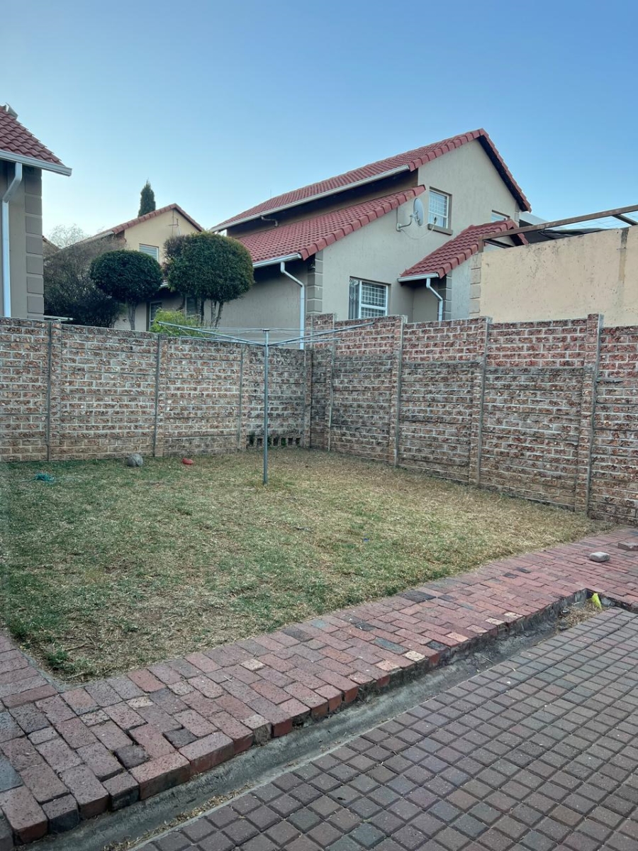 To Let 2 Bedroom Property for Rent in Buccleuch Gauteng