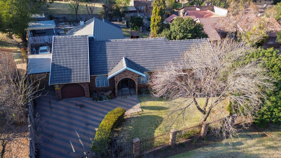 4 Bedroom Property for Sale in Rooihuiskraal Gauteng