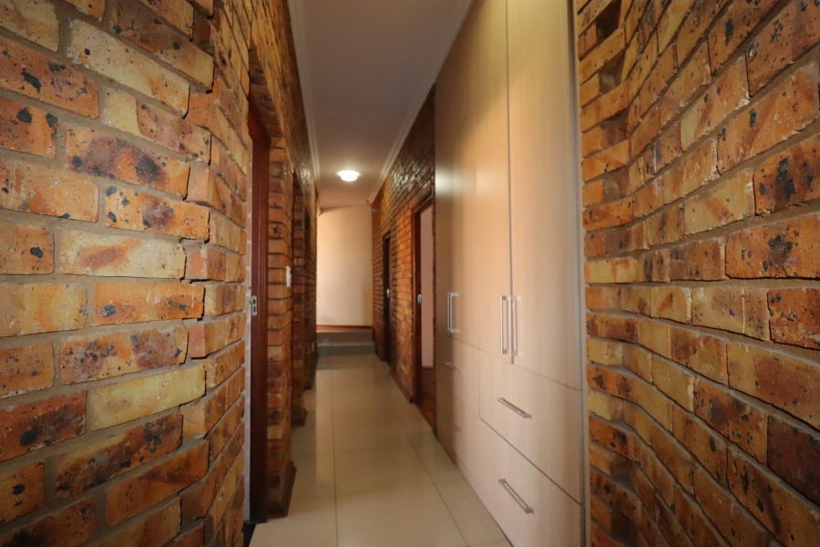 5 Bedroom Property for Sale in Moreleta Park Gauteng